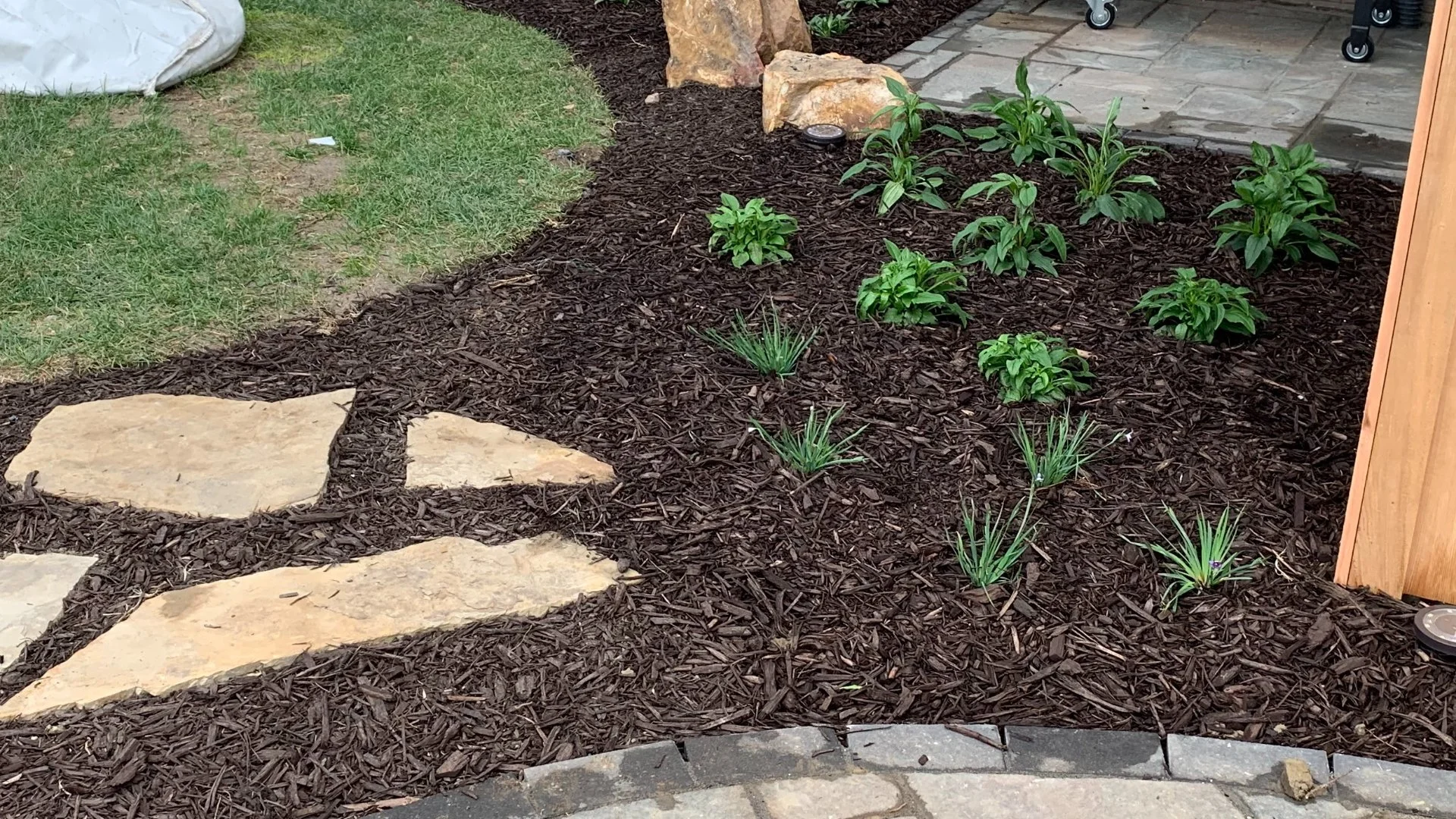 Can You Use Both Mulch & Rock in the Same Landscape?